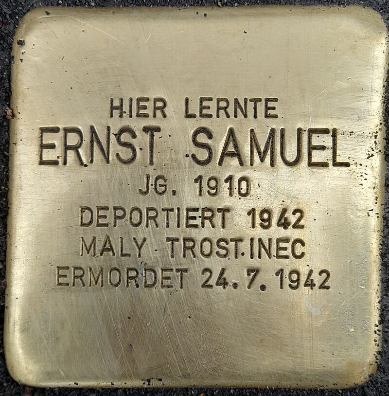 Ernst Samuel wurde am 31.8.1910 in Köln geboren. Am 5.12.1941 heiratet Ernst Edith Herz. Die Familie musste in sogenannte Ghettohäusesr umziehen, zuerst in der St. Apern-Str., dann in der Hochstadenstraße. Zusammen mit der Mutter Selma wurden die Samuels in das Barackenlager Fort V in Müngersdorf deportiert, dann in das Barackenlager in Bardenberg, von dort zurück nach Köln, um am 20. Juli 1942 mit 1163 weiteren jüdischen Deutschen aus Köln und der Umgebung in das Vernichtungslager Maly Trostenez verschleppt zu werden, wo sie sofort nach der Ankunft ermordet wurden, wahrscheinlich erschossen.
