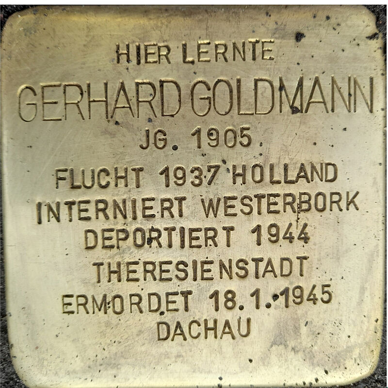 Gerhard Goldmann wurde am 5.02.1905 in Köln geboren und lebte mit seinen Eltern Max und Anne Marie Goldmann auf der Mozartstraße 9. In den 20er Jahren zog er nach Berlin und emigrierte von dort aus  1937 in die Niederlande. Im Frühjahr 1943 wurde er mit seiner Ehefrau in das Lager Westerbork deportiert. Im April 1944 erfolgte die Deportation nach Theresienstadt. Am 28.9.1944 wurde Gerhard in das Konzentrations- und Vernichtungslager Auschwitz deportiert, Ruth am 28.02.1945 ebenfalls, kürz nach der Ankunft wurde sie ermordet. Gerhard wurde im Oktober 1944 von Auschwitz nach Dachau deportiert und im  KZ-Außenlagerkomplex Kaufering eingesetzt, er starb am 18. Januar 1945.