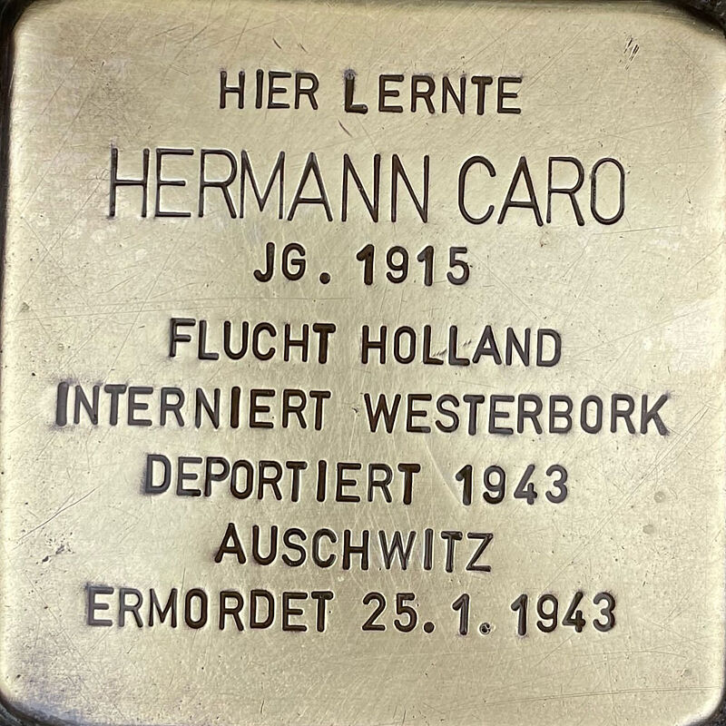 Hermann Caro (geboren am 17.02.1915 in Köln, ermordet am 25.1.1943 in Auschwitz) war Sohn des Rabbiners Isidor Caro und dessen Ehefrau Klara. Nach dem Abitur an der Kreuzgasse, welches Hermann als Bester abschloss, ging Hermann nach London, um dort an einem Rabbinerseminar eine Ausbildung zu beginnen. Offenbar konnte er die Veränderungen und Belastungen der Verfolgung und des Exils nicht verarbeiten und wurde schwermütig, so dass er in einem in Apeldoorn, Niederlanden, gelegenen Sanatorium aufgenommen wurde. Am 22. Januar 1943 wurde er als Bewohner der Klinik mit allen anderen Insassen von dort deportiert und im Vernichtungslager Auschwitz sofort nach seiner Ankunft ermordet. Quelle: Der gesamte Text fußt auf Informationen im Gedenkbuch der Kreuzgasse, Informationen des NS-Dokumentationszentrums Köln, den Einträgen auf joodsmonument.nl, in Yad-Vashem & Arolsen-Archives