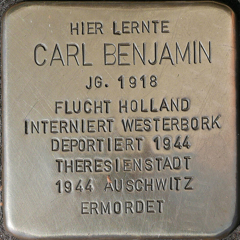 Carl Benjamin (geboren am 4.8.1918 in Köln, für tot erklärt am 28.02.1945) war Sohn des Kinderarztes Dr. Max Benjamin und dessen Frau Irma. Carl hatte noch eine Schwester Irene. Carl besuchte die Kreuzgasse, musste die Schule allerdings im März 1934 verlassen, da er als Jude nicht mehr zum Abitur zugelassen wurde. Er begann eine kaufmännische Ausbildung bei der Firma Lissauer und nahm 1937 das Angebot von Meno Lissauer, seinem Chef, an, in die Zweigstelle nach Amsterdam zu wechseln. In Amsterdam lernte er Hannah Kohner aus der Tschechoslowakei kennen, die sich ebenfalls in die Niederlande geflüchtet hatte. Hannah und Carl heirateten 1942 und wurden kurz danach nach Westerbork deportiert. Es gelang ihnen zwar mit Hilfe von Freunden, aus dem Lager entlassen zu werden, jedoch nur für kurze Zeit, im jUni 1943 wurden sie, nun mit Carls Eltern, erneut nach Westerbork deportiert. Von dort aus wurden Carl und Hannah am 3. September 1944 nach Theresienstadt deportiert, Carl zwei Wochen später dann nach Auschwitz, wo er sofort ermordet wurde. Quelle: Der gesamte Text fusst auf den Informationen im Gedenkbuch der Kreuzgasse, Informationen des NS-Dokumentationszentrums Köln, den Einträgen in Yad-Vashem & Arolsen-Archives.