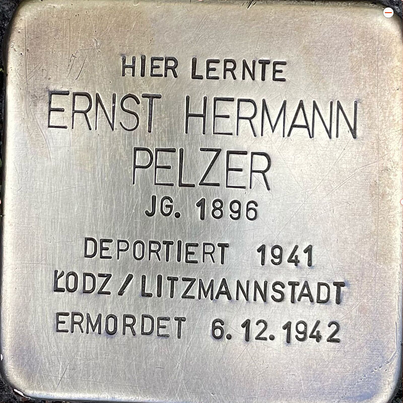 Ernst Hermann Pelzer (geboren am 28.4.1896 in Köln, ermordet am 6.12.1942 in Litzmannstadt) war Schüler der Kreuzgasse, nach dem Schulabschluss absolvierte er eine kaufmännische Ausbildung und wurde in der Steuerabteilung der Stadt Köln tätig. Seit dem 8.8.1938 war mit Margot Rosenbaum verheiratet, beide wurden zusammen 1941 nach Litzmannstadt deportiert, beide kamen um. Als Sterbedatum wird bei Ernst der 6.12.1942 festgehalten.  Quelle: Der gesamte Text fußt auf Informationen im Gedenkbuch der Kreuzgasse, Informationen des NS-Dokumentationszentrums Köln, den Einträgen in Yad-Vashem & Arolsen-Archives.