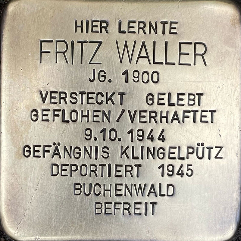 Fritz Waller (geboren am 4.10.1900 in Köln, gestorben 1958 in Wiesbaden) war Sohn des Kaufmannes Ernst Waller, die Familie besaß ein schon 1825 gegründetes Handelsunternehmen und handelte mit Ölen. Fritz war der Cousin von Alexander Konrad Waller. Fritz war Schüler der Kreuzgasse, wechselte aber später zum Gymnasium Nippes, wo er sein Abitur ablegte. Später trat er wie sein Cousin in das Familienunternehmen ein. 1934 heiratete Fritz die Katholikin Margarete, sie bekamen zwei Kinder. Durch diese Ehe blieb er bis lange vor einer Deportation geschützt, musste allerdings Zwangsarbeit in Köln leisten. Am 13. September 1944 erhielten Fritz Waller und seine beiden Kinder die Aufforderung, sich zur Deportation zu melden. Frau Waller tauchte mit den Kindern in Bayern unterzutauchen. Fritz Waller floh allein, wurde von den Nationalsozialisten gefasst und in das Konzentrationslager Buchenwald verschleppt. Nach der Befreiung am 2.7.1945 blieb Fritz mit seiner Familie in Wiesbaden. Fritz starb 1958 in Wiesbaden.  Quelle: Der gesamte Text fußt auf Informationen der Familie, Informationen im Gedenkbuch der Kreuzgasse, Informationen des NS-Dokumentationszentrums Köln, den Einträgen in Yad-Vashem & Arolsen-Archives.