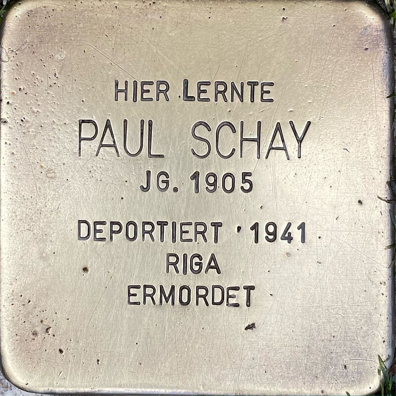 Paul Schay (geboren am 6.11.1905 in Köln, kurz nach der Ankunft im Ghetto Riga am 7.12.1941 ermordet) war Sohn des Kaufmannes Arthur und dessen Ehefrau Klara. Der Vater betrieb mit seinen Brüdern Ernst und Max eine Ledergroßwarenhandlung. 1938 heiratete Paul Ilse Baer. Das Ehepaar wurde zusammen mit Klara am 7.12.1941 nach Riga deportiert und dort ermordet.  Quelle: Der gesamte Text fußt auf Informationen im Gedenkbuch der Kreuzgasse, Informationen des NS-Dokumentationszentrums Köln, den Einträgen in Yad-Vashem & Arolsen-Archives.