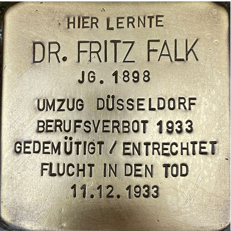 Fritz Falk (geboren am 24.7.1898 in Köln, verstorben am 11.9.1933 in Düsseldorf) war Sohn des prominenten Kölner Anwalts Dr. Bernhard Falk, er hatte drei Brüder: Ernst, Hermann und den schon im 1. Weltkrieg gefallenen Alfred. Alle Brüder waren Schüler der Kreuzgasse. Der Vater Justizrat Dr.  Bernhard Falk war ein sehr aktiver Politiker, u.a. Mitglied des Zentralvorstandes der nationalliberalen Partei, Stadtverordneter der Stadt Köln, Mitglied der Nationalversammlung, Mitglied des preußischen Landtages.  Sein Ziel war es zeitlebens, die Ressentiments gegen Juden zu widerlegen und bekämpfen, er war ein patriotischer Deutscher jüdischen Glaubens und engagierte sich u.a. auch im Reichsbund jüdischer Frontsoldaten. Seine Söhne werden sicherlich von dieser Erziehung beeinflusst worden sein. Ernst, Hermann und Fritz studierten Jura, Fritz wurde Staatsanwalt in Düsseldorf, er wurde schon im Sommer 1933 aus rassistischen Gründen aus seinem Beruf gedrängt und verstarb wenig später.  Quelle: Der gesamte Text fußt auf Informationen von Wikipedia, denen im Gedenkbuch der Kreuzgasse, Informationen des NS-Dokumentationszentrums Köln.