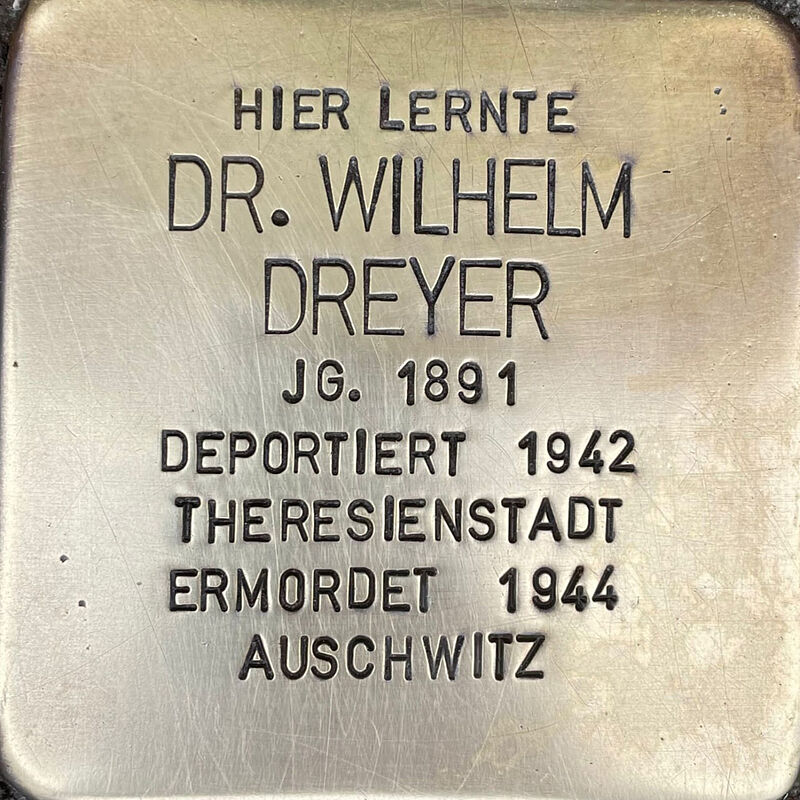 Wilhelm Dreyer (geboren am 9.11.1881 in Köln, in Auschwitz ermordet, mit Wirkung vom 8.5.1945 für tot erklärt) war Sohn der Eheleute Siegfried Dreyer und Rosa, geb. David, geboren. Der Vater war Kaufmann in Köln. Das Geschäft befand sich auf der Hohe Str. 111. Sein Abitur legte Wilhelm 1910 im Gymnasium Kreuzgasse ab, danach studierte er Jura. Am 6. August 1914 wurde er als „Kriegsfreiwilliger" „zu den Fahnen" einberufen. Ihm wurden das Eiserne Kreuz II. Klasse verliehen und das Frontkämpferkreuz. Nach 1933 wurde er in seiner Arbeit als Rechtsanwalt behindert und ihm wurde 1937 seine Zulassung als Rechtsanwalt entzogen. 1942 wurde Dreyer in Fort V in Müngersdorf arrestiert. Von dort aus wurde er am 16. Juni 1942 nach Theresienstadt deportiert. Im KZ Theresienstadt heiratete er im September 1943 Elsbet Götz aus Hamburg, das Ehepaar wurde allerdings dann am 19. Oktober 1944 von Theresienstadt nach Auschwitz deportiert und sofort ermordet.  Quelle: Der gesamte Text fußt auf Informationen des Eintrages über ihn in: Luig, Klaus, Professor Dr.: „…weil nicht von arischer Rasse“ – Jüdische Juristen in Köln während der NS-Zeit, Köln 2004, Informationen des NS-Dokumentationszentrums Köln, den Einträgen in Yad-Vashem & Arolsen-Archives.