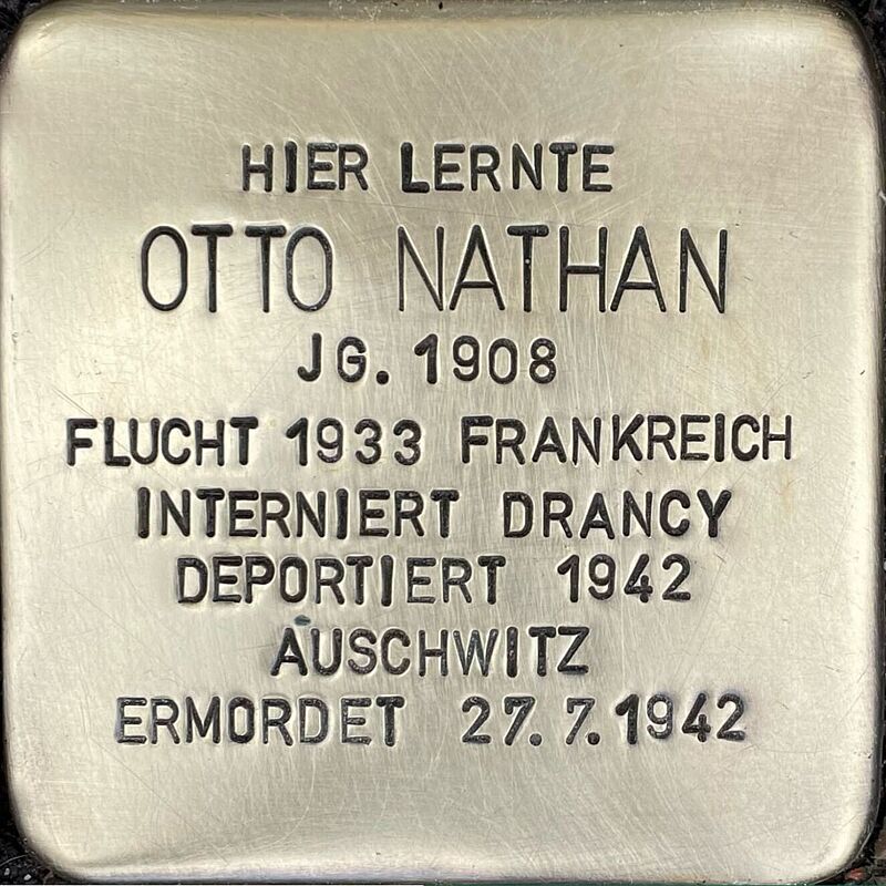 Otto Nathan (geboren am 29.7.1908 in Neuwied, ermordet in Auschwitz am 27.7.1942) war Sohn des Schuhladenbesitzers David Nathan. Otto zog nach Köln und absolvierte sein Abitur an der Kreuzgasse, danach studierte er dort und in Essen Musik. Schon 1933 emigrierte er nach Frankreich, geriet dabei aber in die Mühlen der Bürokratie, was dazu führte, dass er bis zum Ausbruch des Krieges in Frankreich keinen geregelten Aufenthaltsstatus erhielt. Nach Beginn des Zweiten Weltkrieges wurde er als feindlicher Ausländer interniert, später dann wahrscheinlich von dort aus direkt am 22.06.1942 über Drancy nach Auschwitz deportiert, wo er kurze Zeit später ermordet wurde.  Quelle: Der gesamte Text fußt auf Informationen im Gedenkbuch der Kreuzgasse, Informationen des NS-Dokumentationszentrums Köln, den Einträgen in Yad-Vashem & Arolsen-Archives.