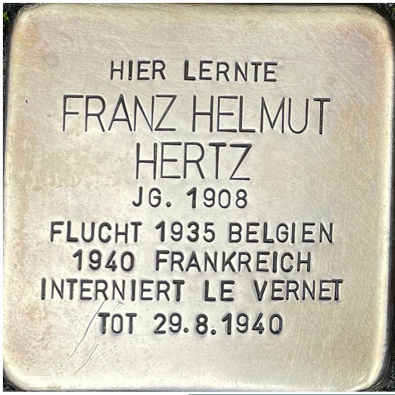 Franz Hertz (geboren am 24.9.1908 in Köln geboren, er kam am 29.8.1940 in Le Vernet um) war Sohn des Kaufmannes Gustav Kaufmann und seiner Ehefrau Alice. Die Familie besaß eine Fabrik für Lederhandschuhe. Nach dem Abschluss in der Kreuzgasse absolvierte Franz eine Lehre in einer Lederhandschuhfabrik in der Schweiz und verfügte daher später über sehr gute Französischkenntnisse. Schon 1933 wanderte er aus und ließ sich in Brüssel nieder mit dem Ziel, in eine dortige Handschuhfabrik als Teilhaber einzusteigen. 1935 heiratete er die aus Düsseldorf stammende Ruth Steinwasser, 1940 wurde die gemeinsame Tochter geboren. Am 10. Mai 1940 überfielen die Deutschen ihre Nachbarländer Frankreich, Niederlande, Luxemburg und Belgien. Panik brach in den überfallenen Ländern aus. Franz ließ sich wohl davon anstecken: er floh mit Frau und Kind durch Frankreich, in Richtung spanische Grenze. Viele der Flüchtlinge wurden in provisorische Lager in der Nähe von Perpignan, in Le Vernet, untergebracht, in denen die Hygienebedingungen entsetzlich waren und auch eine Reihe gefährlicher Infektionskrankheiten wie Typhus breiteten sich aus. Viele der Inhaftierten starben in kurzer Zeit daran. Franz Hertz war einer von ihnen, er starb am 29.8.1940. Ruth, die mit Franz und dem Baby geflohen war, überlebte in einem Versteck.  Quelle: Der gesamte Text fußt auf Informationen im Gedenkbuch der Kreuzgasse, Informationen des NS-Dokumentationszentrums Köln, den Einträgen in Yad-Vashem & Arolsen-Archives.