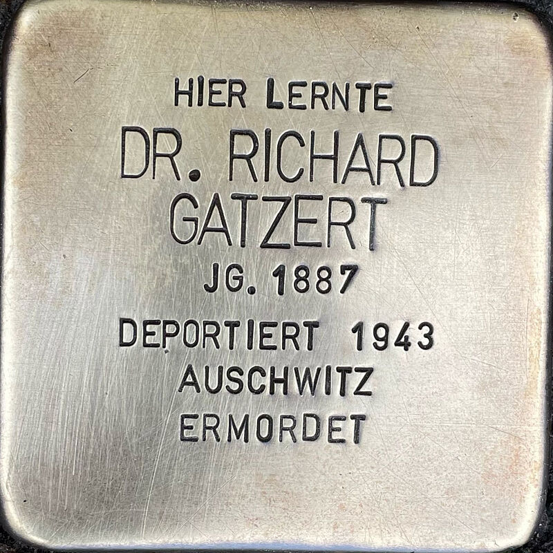 Richard Gatzert (geboren am 8.2.1884 in Köln, am 29.1.1943 om das Vernichtungslager Auschwitz deportiert, wo er umkam) war Sohn des Kaufmannes Heinrich Gatzert und dessen Ehefrau. Er hatte einen älteren Bruder, Fritz, dem die Flucht in die USA mit seiner Ehefrau und seinem Sohn gelang. Nach dem Abitur an der Kreuzgasse studierte Richard Jura und eröffnete später eine Kanzlei. Er war aktives Mitglied der jüdischen Gemeinde in Köln.1938 wurde ihm die Zulassung als Anwalt entzogen. Im Januar 1943 wurde er zusammen mit seiner Ehefrau Adele nach Auschwitz deportiert und beide wurden sofort nach der Ankunft ermordet.   Quelle: Der gesamte Text fußt auf Informationen des Eintrages über ihn in: Luig, Klaus, Professor Dr.: „…weil nicht von arischer Rasse“ – Jüdische Juristen in Köln während der NS-Zeit, Köln 2004, denen im Gedenkbuch der Kreuzgasse, Informationen des NS-Dokumentationszentrums Köln, seiner Familie sowie den Einträgen in Yad-Vashem & Arolsen-Archives.