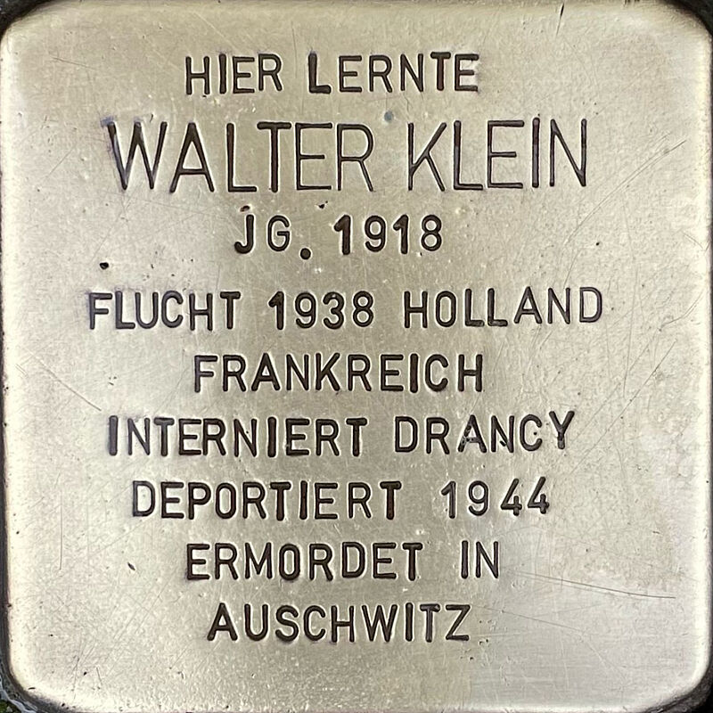 Walter Klein (geboren am 20.10.1918 in Köln, in Auschwitz ermordet, mit Wirkung vom 8.5.1945 für tot erklärt) war Sohn des Rechtsanwaltes Siegmund Klein und seiner Ehefrau Helene. Walter hatte eine Schwester Ilse, die schon 1933 ins Exil nach Frankreich, später nach Italien und dann in die Schweiz flüchtete und überlebte. Helene starb in Amsterdam, Siegmund wurde nach Auschwitz deportiert und kam dort um, genauso wie sein Sohn Walter. Walter besuchte die Kreuzgasse, musste die Schule aber aus rassistischen Gründen 1935, gemeinsam mit seinen Freunden Carl Benjamin und Fritz Kaufmann verlassen. Er begann – wie Carl Benjamin – eine kaufmännische Lehre bei der Firma von Meno Lissauer, die ihm auch ermöglichte, ab 1938 in der Zweigstelle in Amsterdam tätig zu sein. Im Exil in Amsterdam plante Walter nach dem Ausbruch des Krieges, nach Cuba zu emigrieren, das dafür nötige Visum beschafften ihm seine Schwester und Meno Lissauer, der inzwischen in die USA emigriert war. Um das Visum nutzen zu können, musste Walter allerdings illegal durch den besetzten Teil Frankreichs reisen. Dabei wird er festgenommen und im Juni 1942 nach Drancy deportiert. Am 26. August 1942 wurde Walter von dort aus nach  Auschwitz deportiert, wo er wahrscheinlich sofort nach der Ankunft ermordet wurde.  Quelle: Der gesamte Text fußt auf Informationen der Buchdokumentation über Walters Schicksal, welche seine Familie publizierte: Giorgio Sacerdoti: Falls wir uns nicht mehr wiedersehen, Köln 2010, darüberhinaus auf Informationen des NS-Dokumentationszentrums Köln, den Einträgen in Yad-Vashem & Arolsen-Archives.