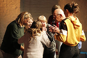 KultKids zu Gast beim Altentheaterensemble im Freien Werkstatt Theater Köln. ©KultCrossing