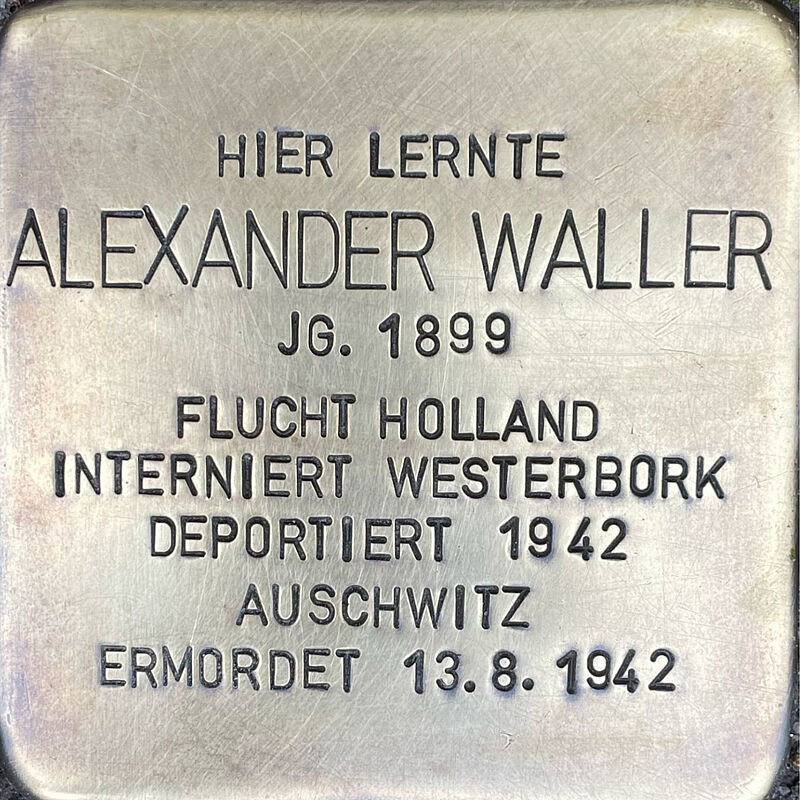 Alexander Konrad Waller (geboren am 11.11.1899 in Köln, am 13.08.1942 in das Vernichtungslager Aushwitz deportiert, wo er ermordet wurde) war Sohn des Kaufmannes Hugo Waller, die Familie besaß ein schon 1825 gegründetes Handelsunternehmen und handelte mit Ölen. Alexander Konrad war der Cousin von Fritz Waller. Nach dem Schulabschluss wird er eine kaufmännische Lehre absolviert haben und trat dann in das Familienunternehmen ein. 1938/39 emigrierte er in die Niederlande. Am 16. Juni 1940 wurde Alexander im Zuge einer Razzia festgenommen, im Juli wurde er nach Westerbork deportiert. Am 6. Juli 1942 wurde er von dort in das Vernichtungslager Auschwitz deportiert und ermordet.  Quelle: Der gesamte Text fußt auf Informationen im Gedenkbuch der Kreuzgasse, Informationen des NS-Dokumentationszentrums Köln, den Einträgen in Yad-Vashem & Arolsen-Archives.