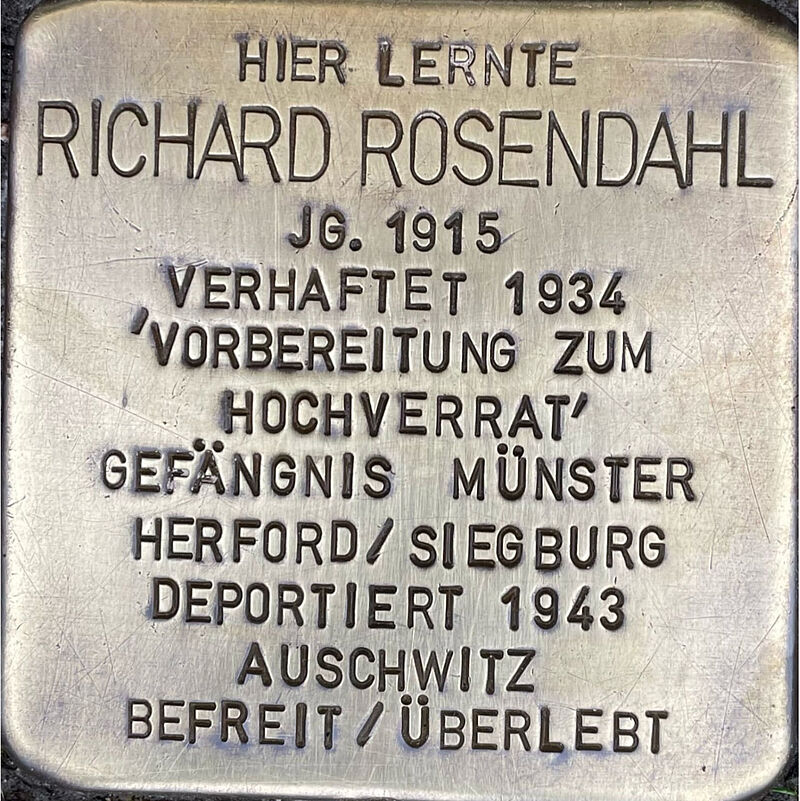 Richard Rosendahl (geboren am 27.1.1915 in Illingen, gestorben 1972 in Herne) war Sohn des Metzgermeisters Wilhelm und seine Ehefrau Hedwig. Die Mutter starb in den30er Jahren, der Vater wurde nach Lodz deportiert, wo er umkam. Nach dem Abitur an der Kreuzgasse begann Richard 1934 eine Lehre, da er als Jude nicht mehr studieren durfte. Richard wurde in der von Erich Sander geleiteten Widerstandsgruppe aktiv. Bei dieser Untergrundarbeit tappte er wohl in eine Falle der Gestapo. Bei einem Besuch anlässlich einer Hochzeit eines Freundes in den NL sollte Richard als Nachrichtenkurier fungieren. Der Mann, der ihm den Auftrag gab, war wohl ein Spitzel arbeitete wohl für die Gestapo, da die Wohnung von Richard, kaum dass er aus den NL zurückgekehrt war, von der Gestapo durchsucht, die Kuriernachricht gefunden und Richard verhaftet und – um die Namen weiterer Widerständler zu erhalten -, gefoltert wurde. Richard blieb standhaft und erhielt im Prozess sogar mit eine der höchsten Zuchthausstrafen aus der Gruppe: wegen Vorbereitung zum Hochverrat 10 Jahren Zuchthau. Am 1.2.1943 wurde seine Strafhaft für die Dauer des Krieges unterbrochen und Richard nach Auschwitz deportiert. Nach der Befreiung am 8.Mai 1945 zog er erst nach Paris, schließlich Brüssel, kehrte aber im Mai 1946 nach Deutschland zurück, heiratet und ließ sich in Herne nieder. Er starb dort 1972.  Quelle: Der gesamte Text fußt auf Informationen seiner Familie, denen im Gedenkbuch der Kreuzgasse, Informationen des NS-Dokumentationszentrums Köln, den Einträgen in Yad-Vashem & Arolsen-Archives.