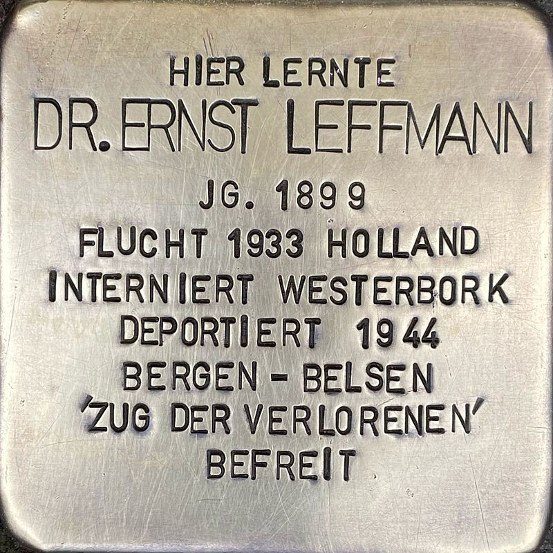 Ernst Leffmann (geboren am 23. April 1899 in Köln; gestorben am 22. März 1972 in Arnhem) war Schüler der Kreuzgasse. Nach dem Abitur an der Kreuzgasse studierte er Jura und ließ sich in Berlin nieder. Er heiratete undbetrieb eine gutgehende Anwaltspraxis in guter Berliner Lage. Im März 1933 wurde er von der SA schwer misshandelt und floh sofort über die Schweiz in die Niederlande. Dort ließ sich die Familie nieder. Nach dem Einmarsch der deutschen Truppen in die Niederlande verlor er seine Arbeit, musste aus seinem Haus ausziehen und ging im Dezember 1942 mit seiner Familie in die Illegalität. Bis zu seiner Verhaftung am 2. Okt. 1944 lebte er mit seiner Ehefrau und Tochter versteckt bei Freunden. Im Oktober 1944 wurde die Familie nach Bergen-Belsen deportiert und dort im April 1945 befreit.  Quelle: Der gesamte Text fußt auf Informationen im Gedenkbuch der Kreuzgasse, Informationen der Familie und des NS-Dokumentationszentrums Köln, den Einträgen in Yad-Vashem & Arolsen-Archives.