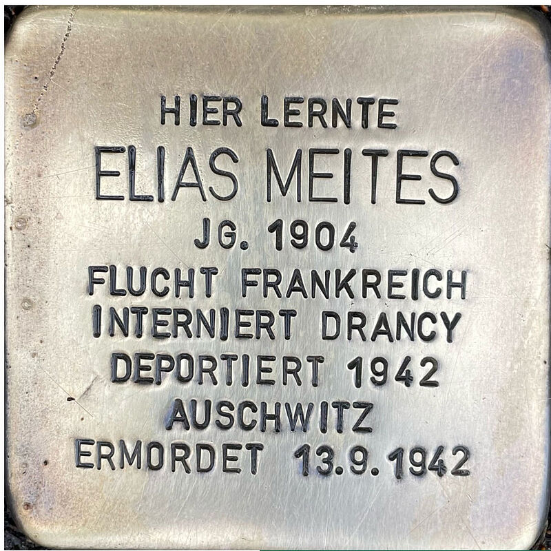 Elias Meites (geboren am 30.9.1904 in Vilnius, nach der Deportation in das Vernichtungslager Auschwitz am 13.9.1942 ermordet) war Sohn eines Metallwarenhändlers, der 1905 aus Russland nach Deutschland emigrierte. Elias war der jüngste Sohn, die älteren Söhne emigrierten nach Frankreich.  Nach dem Abitur an der Kreuzgasse studierte Elias Politikwissenschaften, trat später dann in das Familienunternehmen ein. 1933 wanderte Elias zu seiner in Frankreich lebenden Familie aus und erhielt schnell eine Aufenthaltsberechtigung. Nach Beginn des Zweiten Weltkrieges wurde er wahrscheinlich als feindlicher Ausländer interniert, später dann am 24.7.1942 von Drancy aus nach Auschwitz deportiert, wo er am 13.9.1942  ermordet wurde.  Quelle: Der gesamte Text fußt auf Informationen im Gedenkbuch der Kreuzgasse, Informationen des NS-Dokumentationszentrums Köln, den Einträgen in Yad-Vashem & Arolsen-Archives.