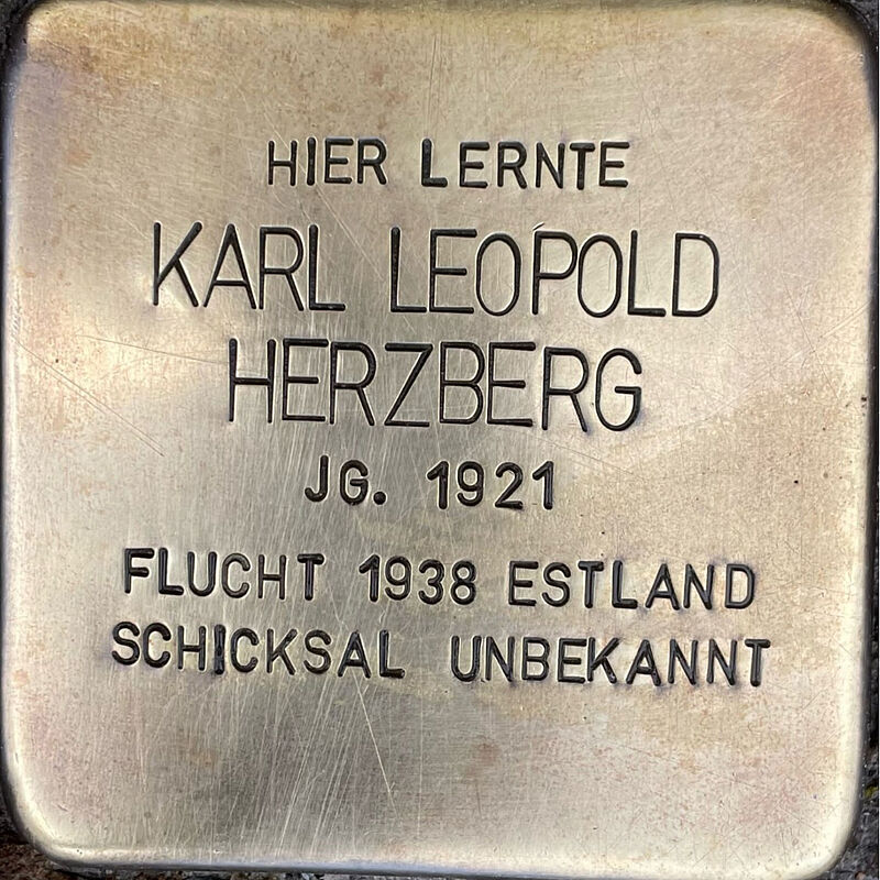 Karl Herzberg (geboren am 19.1.1921 in Köln, umgekommen in Sibirien nach 1942) war Sohn des Kölner Kaufmanns Paul Herzberg und dessen Ehefrau Clara. Karl hatte zwei Schwestern: Lily und Edith. Karl besuchte die Kreuzgasse, musste sie aber 1938 aus rassistischen Gründen verlassen. Paul Herzberg war neben seiner kaufmännischen Tätigkeit auch als estnischer Konsul tätig, so konnte die gesamte Familie noch 1939 mit estnischen Pässen ausgestattet werden und auswandern. Die Eltern und Schwestern zogen nach London, Karl nach Tallin, wo er sich der estnischen Armee anschloss. 1940 wurde er zwar entlassen, im Juni 1941 allerdings reaktiviert, diesmal von der Sowjetunion. Er wurde der Roten Armee zugewisen und nach Sibirien verlegt. Dort verliert sich seine Spur.  Quelle: Der gesamte Text fusst auf  den Informationen im Gedenkbuch der Kreuzgasse, Informationen des NS-Dokumentationszentrums Köln, den Einträgen in Yad-Vashem & Arolsen-Archives.