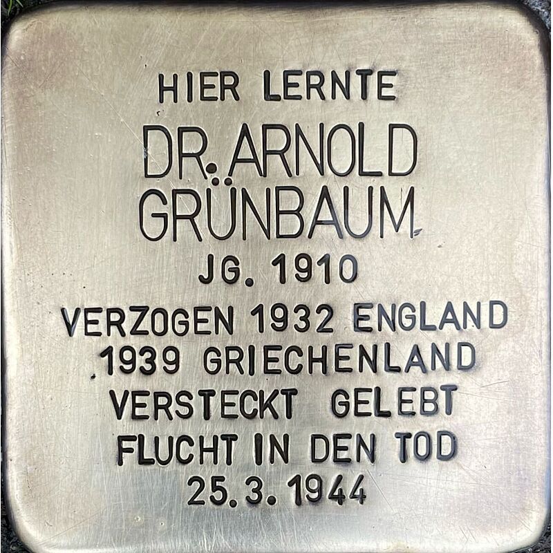 Arnold Grünbaum (geboren am 20.4.1910. umgekommen am 25.3.1944 in Griechenland) war Sohn des Kaufmannes Max Grünbaum und dessen Ehefrau Lina. Er hatte einen älteren Bruder Martin, der 1928 schon verstarb. Nach dem Abitur an der Kreuzgasse zog Arnold nach Basel, um Medizin zu studieren, später dann nach London. Dort heiratete er eine Griechin, das Paar bekam ein Kind. Ende der 1930 zog die Familie nach Athen und Arnold ließ sich als Arzt nieder. Mit der Invasion der Nationalsozialisten in Griechenland am 6. April 1941 änderte sich die Lage für Arnold, er musste sich in den Bergen verstecken. Nach dem Abzug der deutschen Truppen geriet Arnold zwischen die Fronten des griechischen Bürgerkrieges. Arnold wurde von den griechischen Kommunisten verdächtigt, ein Spion zu sein, wurde gefoltert und kam dabei im März 1944  um.  Quelle: Der gesamte Text fußt auf Informationen der Familie, Informationen im Gedenkbuch der Kreuzgasse und Informationen des NS-Dokumentationszentrums Köln.