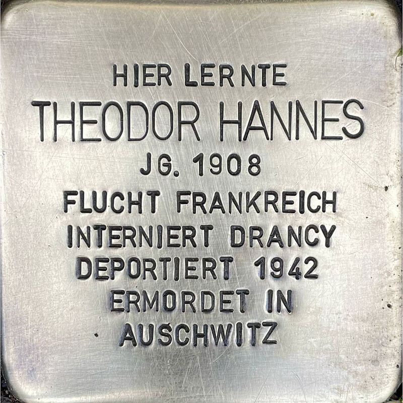 Theodor Hannes (geboren am 13.7.1908 in Köln, ermordet in Auschwitz nach dem 12,8,1942) war Sohn des Kaufmannes Walter Hannes und dessen Ehefrau Johanna. Das Ehepaar führte ein prominente Bekleidungsgeschäft in der Innenstadt. Theo hatte einen Bruder, Gerald, dem zusammen mit den Eltern noch 1939 die Flucht in die USA gelang. Theo bestand das Abitur an der Kreuzgasse, studierte dann Ingenieurwissenschaften in Berlin, wechselte 1933 nach Zürich. Nach Abschluss seines Studiums arbeitete er in Frankreich. Nach Beginn des Zweiten Weltkrieges wurde er als feindlicher Ausländer interniert, später dann am 12.8.1942 von Drancy aus nach Auschwitz deportiert, wo er kurz danach ermordet wurde.  Quelle: Der gesamte Text fußt auf Informationen der Familie, Informationen im Gedenkbuch der Kreuzgasse, Informationen des NS-Dokumentationszentrums Köln, den Einträgen in Yad-Vashem & Arolsen-Archives.