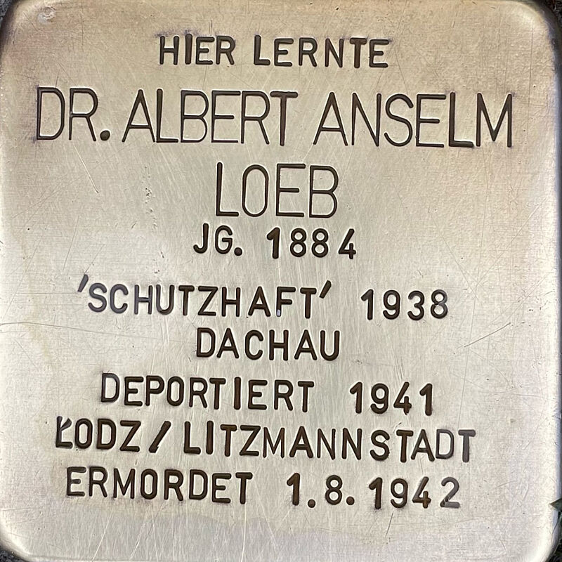 Albert Anselm Loeb (geboren am 5.11.1884 in Köln, ermordet am 1.8.1942 in Litzmannstadt) war Sohn des Kaufmanns Max Loeb und dessen Ehefrau Sophie. Albert studierte nach dem Abitur an der Kreuzgasse Chemie. Im 1. Weltkrieg war er Offizier und erhielt das Eiserne Kreuz. Nach dem Tod seines Vaters 1919 übernahm er die elterliche Fabrik. Im Zuge der Pogromnacht 1938 wurde er das Konzentrationslager Dachau verschleppt, kam aber nach circa einem Monat wieder frei. Er wurde am 22.10.1941 nach Litzmannstadt deportiert. Im August 1942 kam er dort um, vermutlich ist er verhungert.  Quelle: Der gesamte Text fußt auf Informationen im Gedenkbuch der Kreuzgasse, Informationen des NS-Dokumentationszentrums Köln, den Einträgen in Yad-Vashem & Arolsen-Archives.