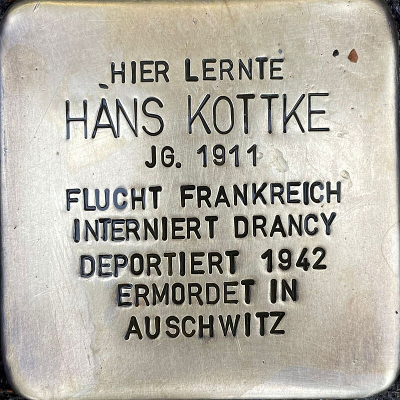 Hans Kottke (geboren am 13.4.1911 in Köln, ermordet in Auschwitz nach dem 26.8.1942) war Sohn des Kaufmanns Julius und dessen Ehefrau Netty. Hans besuchte die Kreuzgasse. Wann genau er nach Frankreich emigrierte, ist unklar. Gesichert ist, dass Hans am 26.8.1942 von Drancy aus nach Auschwitz deportiert wurde, wo er ermordet wurde.   Quelle: Der gesamte Text fußt auf Informationen im Gedenkbuch der Kreuzgasse, Informationen des NS-Dokumentationszentrums Köln, den Einträgen in Yad-Vashem & Arolsen-Archives.