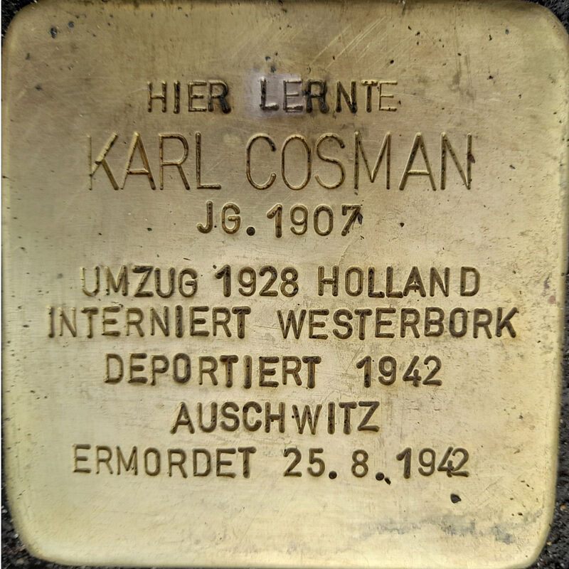 Karl Cosman, geboren am 25.05.1907, waren Schüler der Kreuzgasse. Er lebte mit seinen Eltern, seiner älteren Schwester Hildegard und dem älteren Bruder Fritz  in der Riehlerstr. 28. 1928 emigrierte Karl in die Niederlande. 1942 wurden Karl und seine Ehefrau Regina nach Westerbork deportiert. Mitte September kamen sie wohl im Vernichtungslager Auschwitz an und wurden kurz nach der Ankunft ermordet: Karl am 25.9.1942, Regina nur fünf Tage später am 30.9.1942.