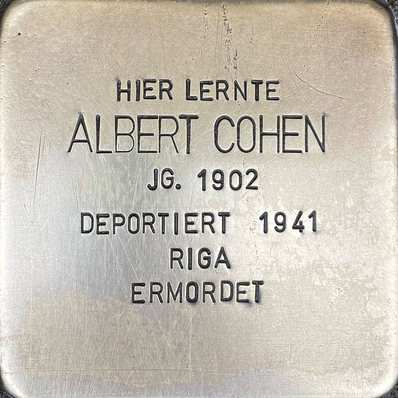 Albert Cohen (geboren am 24.7.1902 in Köln, in Riga ermordet, mit Wirkung vom 8.5.1945 für tot erklärt) war Sohn von Albert Cohen wurde am 24.7.1902 geboren. Seine Eltern hießen Leopold und Pauline Berta Cohen, sie besaßen eine gutgehende Metzgerei mit einem Großhandel  für Metzgereimaschinen und waren offenbar relativ vermögend. Er wurde am 7.12.1941 nach Riga deportiert und dort ermordet.  Quelle: Der gesamte Text fußt auf Informationen im Gedenkbuch der Kreuzgasse, Informationen des NS-Dokumentationszentrums Köln, den Einträgen in Yad-Vashem & Arolsen-Archives.