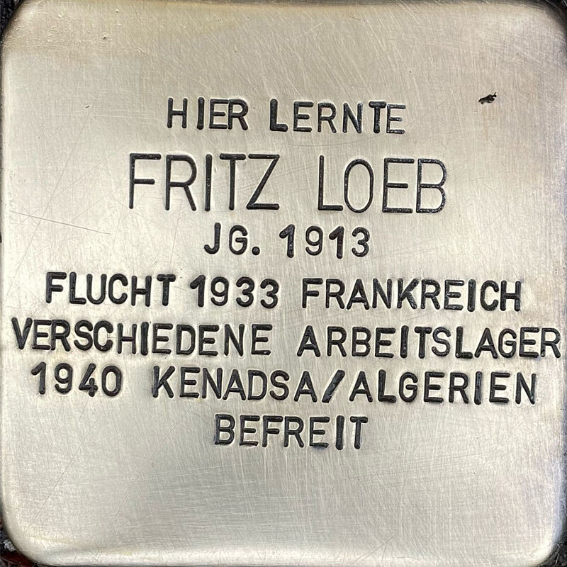 Fritz Loeb (geboren am 5.7.1913 in Köln, überlebte, lebte nach dem Krieg in Frankreich) war Sohn des Arztes Richard Loeb und dessen Ehefrau Ella. Nach dem Schulabschluss an der Kreuzgasse emigrierte Fritz in den 1930er nach Frankreich. Ende der 1930er Jahre schloss er sich der Fremdenlegion an, wurde dort nach der französischen Niederlage in Afrika  interniert und  943 von den Alliierten befreit, trat danach in die britische Armee ein. Nach Kriegsende lebte er in Frankreich.  Quelle: Der gesamte Text fußt auf Informationen im Gedenkbuch der Kreuzgasse, Informationen des NS-Dokumentationszentrums Köln, den Einträgen in Yad-Vashem & Arolsen-Archives.