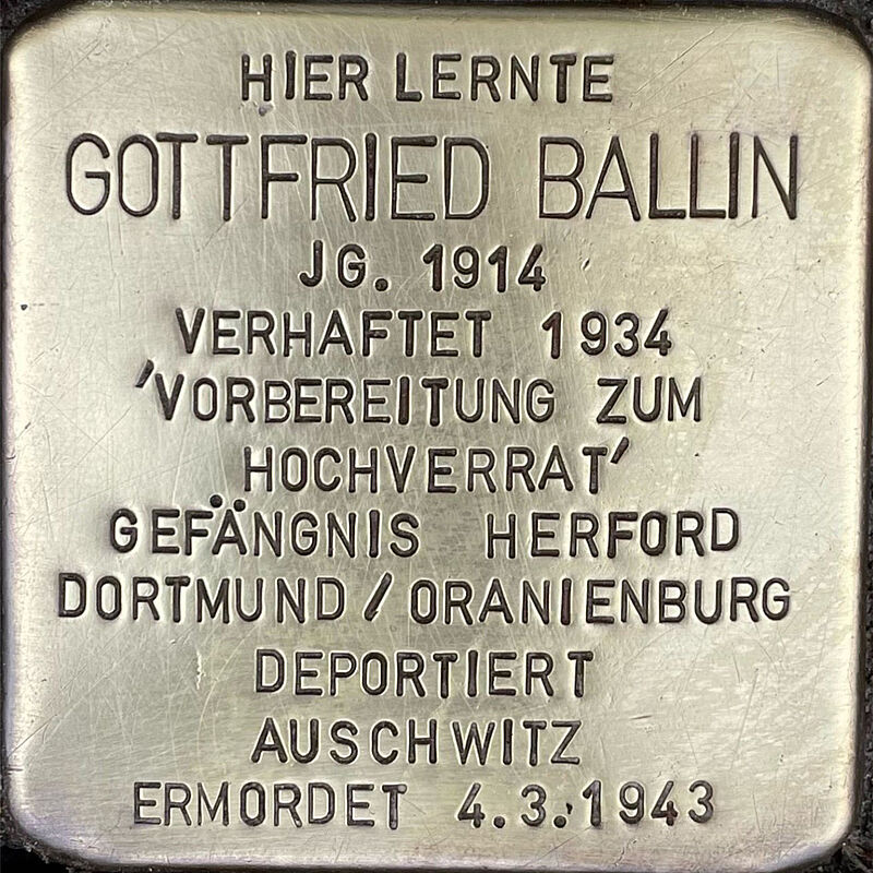 Gottfried Ballin (geboren am 9.4.1914 in Köln, umgekommen in Auschwitz am 4.3.1943) war Schüler der Kreuzgasse, , sein Vater Martin starb früh, seine Mutter Anna war Künstlerin, ihre Eltern betrieben die Lengfeldsche Buchhandlung in Köln. Gottfried hatte zwei Brüder, die beide Mitte der 1930er Jahre noch flüchten konnten. Die Mutter Anna wurde im Konzentrationslager Auschwitz ermordet. Gottfried war der Einzige der Familie, der sich politisch engagierte, zuerst in der SPD ab 1931, dann in der SAP, der Sozialistischen Arbeiterpartei. Gottfried bestand im Frühjahr 1933 sein Abitur an der Kreuzgasse und begann dann eine Lehre als Buchhändler in der Buchhandlung seiner Großeltern, der Lengfeldschen Buchhandlung. Zusammen mit seinem Schulfreund Richard Rosendahl engagierte er sich bei der Widerstandsgruppe rund um Erich Sander, wurde 1934 verhaftet und dann 1935 zu  5 Jahre wegen Hochverrat verurteilt. 1943 wird seine Haftstrafe ausgesetzt und Gottfried wird nach Auschwitz deportiert. Am 4. März 1943 kam Gottfried in Auschwitz um.  Quelle: Der gesamte Text fußt auf Informationen aus der Dokumentation von Brigitte und Fritz Bilz (Hg): „Diesen Menschen hat man mir totgeschlagen – Briefe aus Gestapohaft und KZ“, Köln 1999, den Informationen im Gedenkbuch der Kreuzgasse, Informationen des NS-Dokumentationszentrums Köln, den Einträgen in Yad-Vashem & Arolsen-Archives.