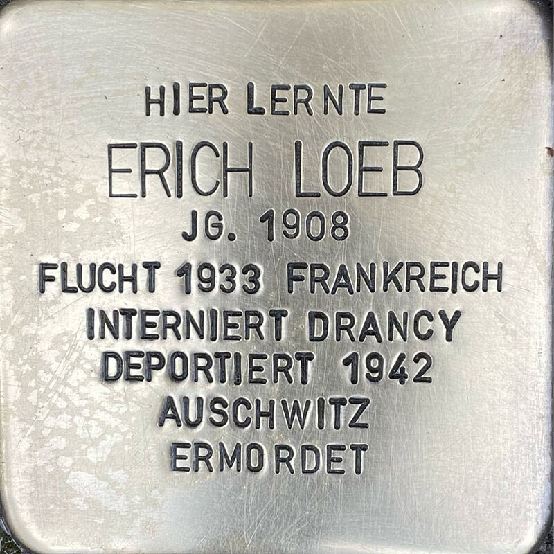 Erich Loeb (geboren am 13.2 1908 in Köln, ermordet in Auschwitz 1942) war Sohn des Arztes Richard Loeb und dessen Ehefrau Ella. Nach dem Schulabschluss an der Kreuzgasse emigrierte Erich in den 1930er nach Frankreich. Genauere Informationen hierzu fehlen. Erich wird am 12.8.1942 von Drancy aus nach Auschwitz deportiert, wo er ermordet wurde.  Quelle: Der gesamte Text fußt auf Informationen im Gedenkbuch der Kreuzgasse, Informationen des NS-Dokumentationszentrums Köln, den Einträgen in Yad-Vashem & Arolsen-Archives.