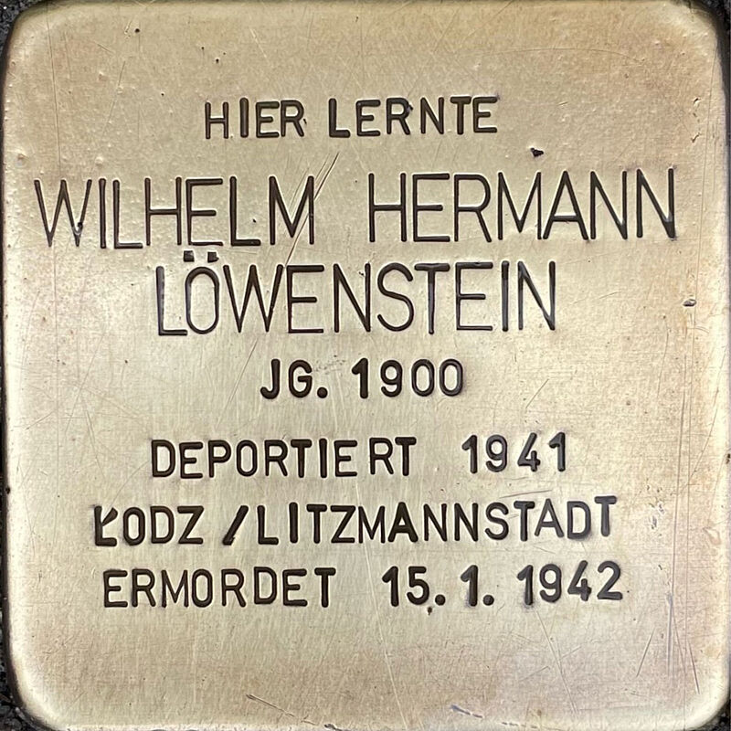 Wilhelm Hermann Löwenstein (geboren am 21.7.1900 in Köln, ermordet am 15.1.1942 in Litzmannstadt) war Sohn des Fabrikanten Hermann Löwenstein und dessen Ehefrau Alice. Er hatte eine Schwester Sofia, die nach Australien emigrieren konnte und den älteren Bruder Rudolf, ebenfalls Kreuzgässer, ebenfalls wie Wilhelm ermordet. Nach dem Abitur an der Kreuzgasse ließ sich zum Kapellmeister ausbilden, und war als Pianist, Dirigent und Korepetitor am Kölner Opernhaus tätig. Am 6.12.1941 wurde Wilhelm in das Ghetto Lodz deportiert, wo  er am 15.1.1942 umkam.  Quelle: Der gesamte Text fußt auf Informationen im Gedenkbuch der Kreuzgasse, Informationen der Familie und des NS-Dokumentationszentrums Köln, den Einträgen in Yad-Vashem & Arolsen-Archives.