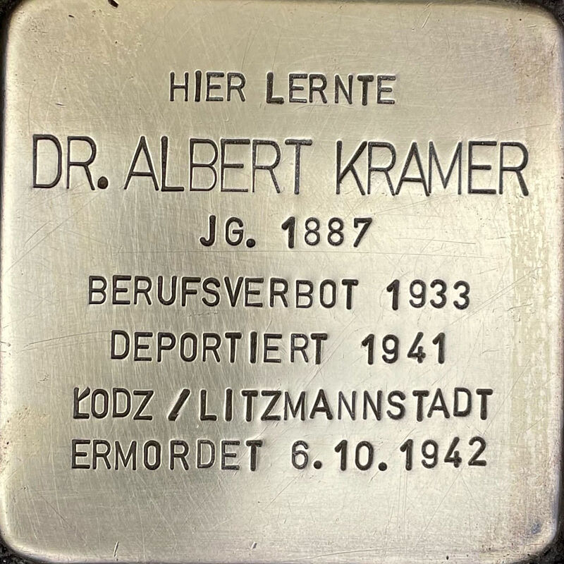 Albert Kramer (geboren am 18.8.1887 in Köln, umgekommmen in Litzmannstadt  am 6.10.1942) war Sohn von Bernhard und Berta Kramer geboren. Er bestand sein Abitur Ostern 1906 am Gymnasium Kreuzgasse. Danach studierte er Rechtswissenschaften und wurde 1914 Gerichtsassessor in Köln. 1920, während der Amtszeit von Oberbürgermeister Dr. Konrad Adenauer, wurde Kramer mit dem Titel Stadtdirektor befördert. Bis zu seiner zwangsweisen Entlassung im Jahre 1933 war er in verschiedenen Ämtern der Stadtverwaltung tätig. Nach 1933 war er als Devisenberater für jüdische Auswanderer tätig.  Mit dem ersten Transport von 1000 Kölner Juden wurde er im Herbst 1941 zusammen mit seiner Frau, der am 4. Juli 1897 in Köln geborenen Irma geb. David, nach Litzmannstadt deportiert und ist im dortigen Getto bereits im Sommer 1942 gestorben, wahrscheinlich verhungert.  Quelle: Der gesamte Text fußt auf Informationen im Gedenkbuch der Kreuzgasse, Informationen des NS-Dokumentationszentrums Köln, den Einträgen in Yad-Vashem & Arolsen-Archives.