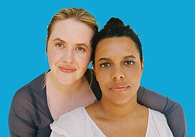 Unsere KultAbo Projektpatinnen Maxi Häcke und Alice Hasters vom Podcast „Feuer und Brot“