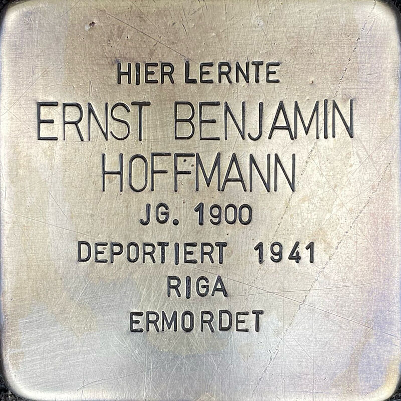 Ernst Benjamin Hoffmann (geboren am 28.8.1900 in Köln, kurz nach der Ankunft in Ghetto Riga am 6.12.1942 ermordet) war Sohn des Kaufmanns Jonas und dessen Ehefrau Emma. Ernst Hermann hatte eine Schwester Hildegard, die später auch deportiert wurde. Der Vater Jonas starb vor 1940. Ernst Hermann heiratete Ilse Fuchs. Das Ehepaar wurde am 22.10.1941 nach Litzmannstadt deportiert und ermordet. Für Ernst Hermann Pelzer ist das Todesdatum 6.12.1942 vermerkt.  Quelle: Der gesamte Text fußt auf Informationen im Gedenkbuch der Kreuzgasse, Informationen des NS-Dokumentationszentrums Köln, den Einträgen in Yad-Vashem & Arolsen-Archives.