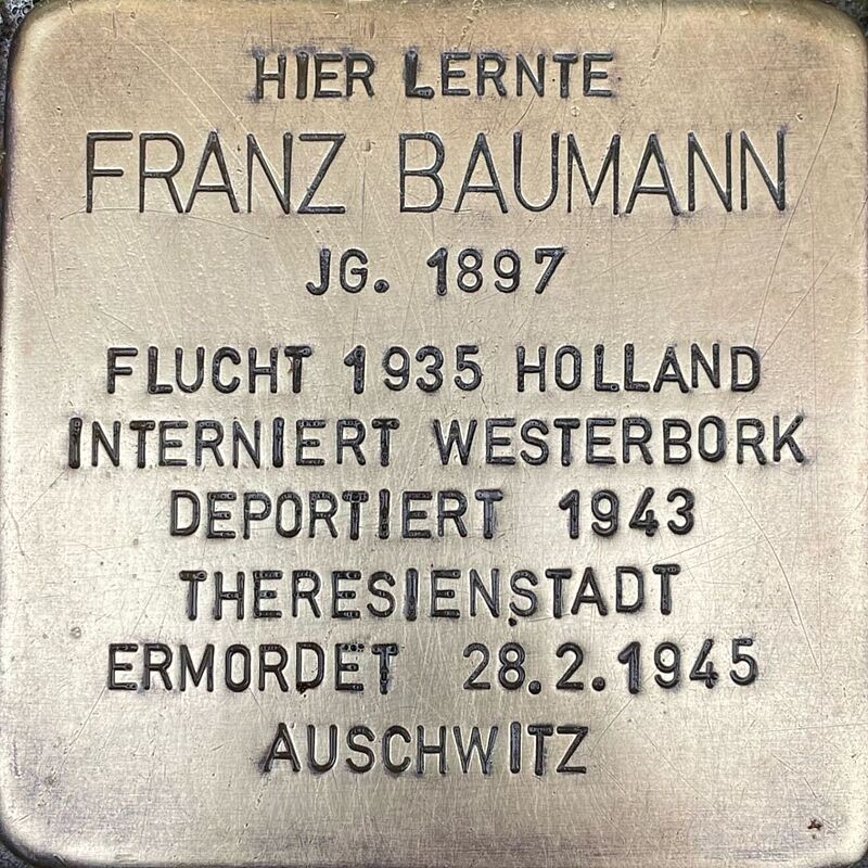 Franz Baumann (geboren am 19.9.1897 in Köln, in Auschwitz ermordet, mit Wirkung vom 8.5.1945 für tot erklärt) war Sohn des Kaufmanns Sally Baumann und seiner Ehefrau Nany. Nach dem Schulabschluss in der Kreuzgasse wurde er 1914 als Soldat eingezogen und erreichte den militärischen Rang eines Leutnants. Nach dem Krieg war er geschäftlich sehr erfolgreich und stieg schnell zu einem der Direktoren der Leonard Tietz AG, also dem späteren Kaufhofunternehmen, auf. Franz und seine Ehefrau Emmy Merfeld hatten zwei Töchter: Hilde und Ellen, Mitte und Ende der 1920er Jahre geboren. Schon 1933 wurde die Leonard-Tietz-AG enteignet, Franz verlor seine Stelle. Die Familie floh 1935 in die Niederlande, dort arbeitete er Strickwarenfabrik „Isay“ in Amsterdam, nach dem deutschen Überfall auf die Niederlande versteckte sich die Familie, wurde aber im Zuge einer Razzia am 18.11.1942 verhaftet und erst nach Westerbork, dann in das Konzentrationslager Theresienstadt deportiert. Von dort aus wurde Franz am 29.2.1944 nach Auschwitz deportiert und dort ermordet. Sowohl seine Ehefrau als auch seine ältere Tochter wurden ebenfalls ermordet.  Quelle: Der gesamte Text fußt auf Informationen im Gedenkbuch der Kreuzgasse, Informationen des NS-Dokumentationszentrums Köln, den Einträgen in Yad-Vashem & Arolsen-Archives.