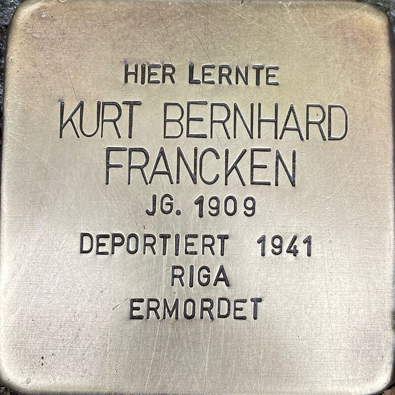 Kurt Bernhard Francken (geboren am 11.5.1909 in Köln, kurz nach der Ankunft in Ghetto Riga am 7.12.1941 ermordet) war Sohn des Kaufmanns Max und dessen Ehefrau Natalie und Schüler der Kreuzgasse. Kurt Bernhard Francken wurde am 11.5.1909 in Köln geboren. Er wurde am 7.12.1941 nach Riga deportiert und kam dort um.  Der gesamte Text fußt auf Informationen im Gedenkbuch der Kreuzgasse, Informationen des NS-Dokumentationszentrums Köln, den Einträgen in Yad-Vashem & Arolsen-Archives.